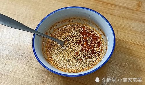 教你一個涼拌洋蔥的做法,制作簡單,放點調(diào)料一拌,幾分鐘就吃